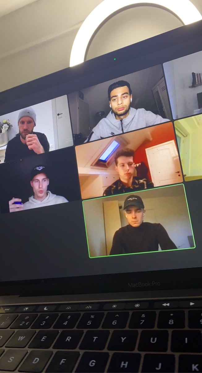 Xavier in een online meeting op zijn laptop