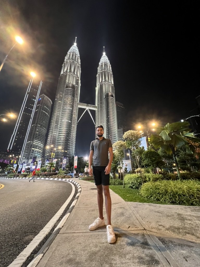 Xavier bij de Petronas Towers in Kuala Lumpur