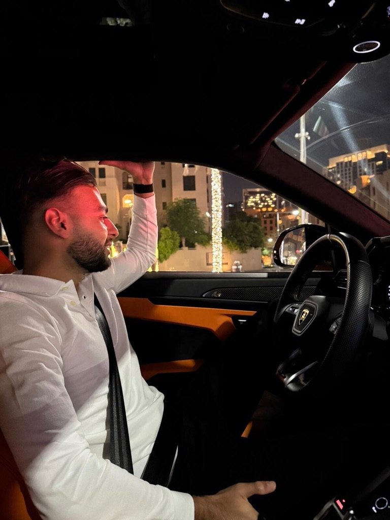 In een sportauto, 's avonds in de stad