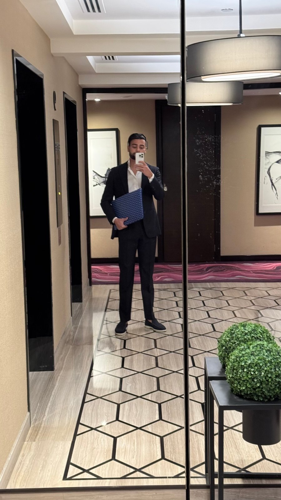 Xavier in pak in een hotelgang