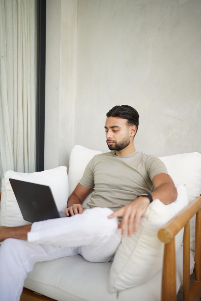 Xavier Chotoe aan het werk op zijn laptop